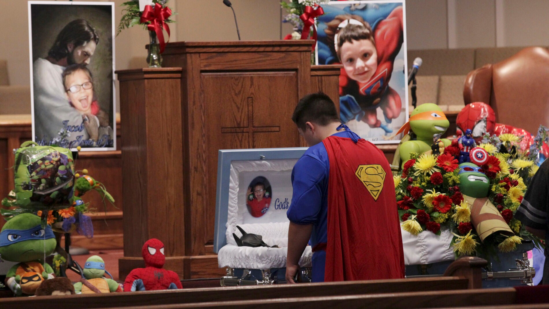 Dale Hall, vestido de Superman, se despide ante el ata&uacute;d durante el funeral de su hermano Jacob Hall