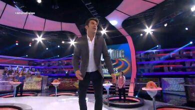 Arturo Valls le cuenta un chistaco a perri, la mascota de 'Ahora Caigo'