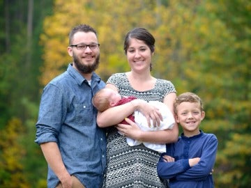 La familia vive feliz tras el susto vivido en el parto