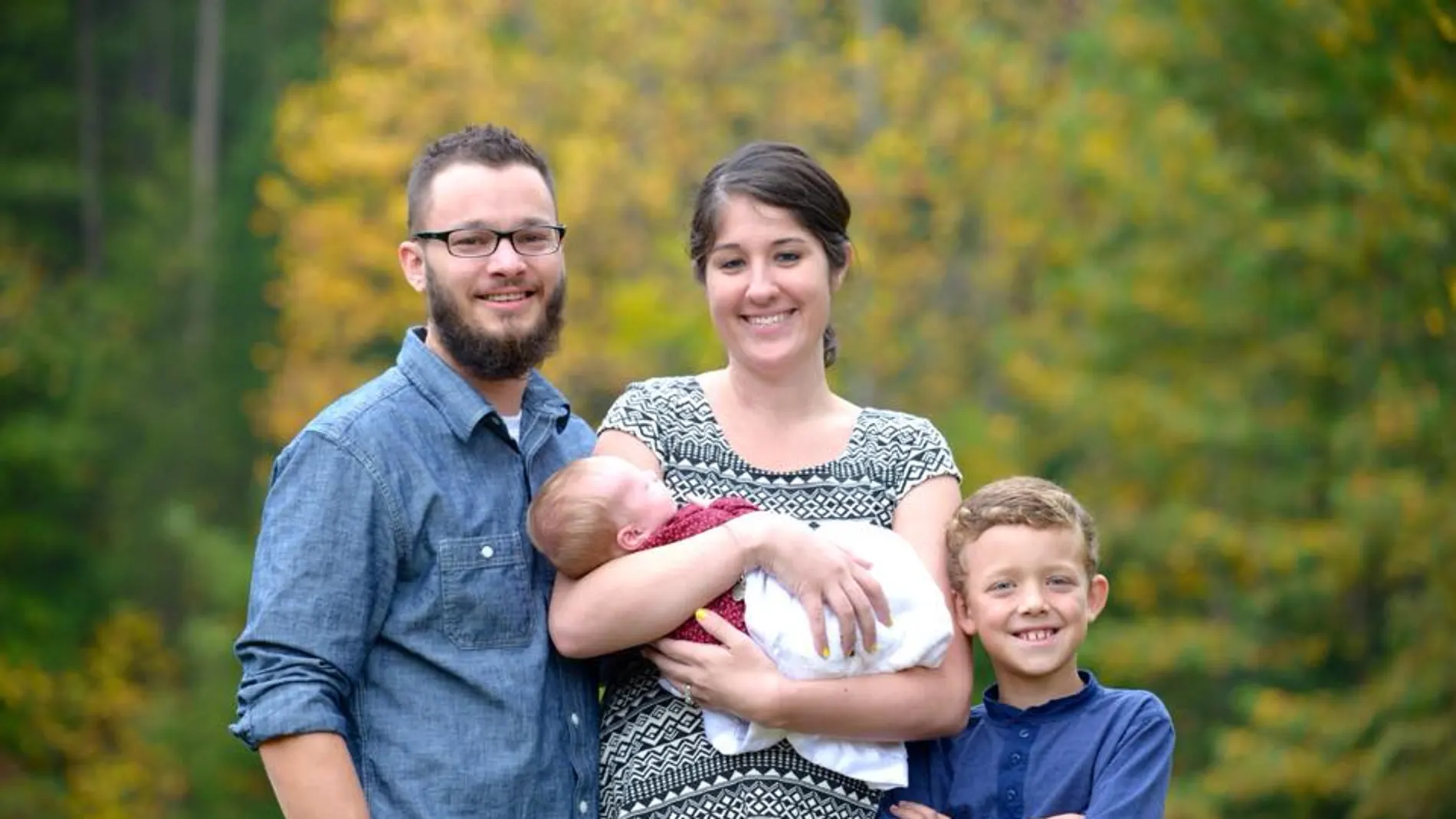 La familia vive feliz tras el susto vivido en el parto