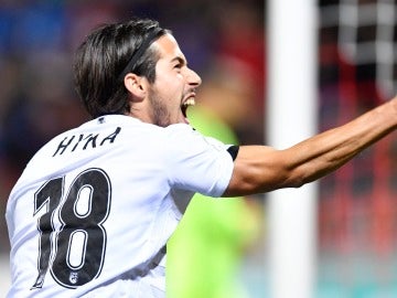 Hyka, jugador de Albania, celebrando un gol con su Selección