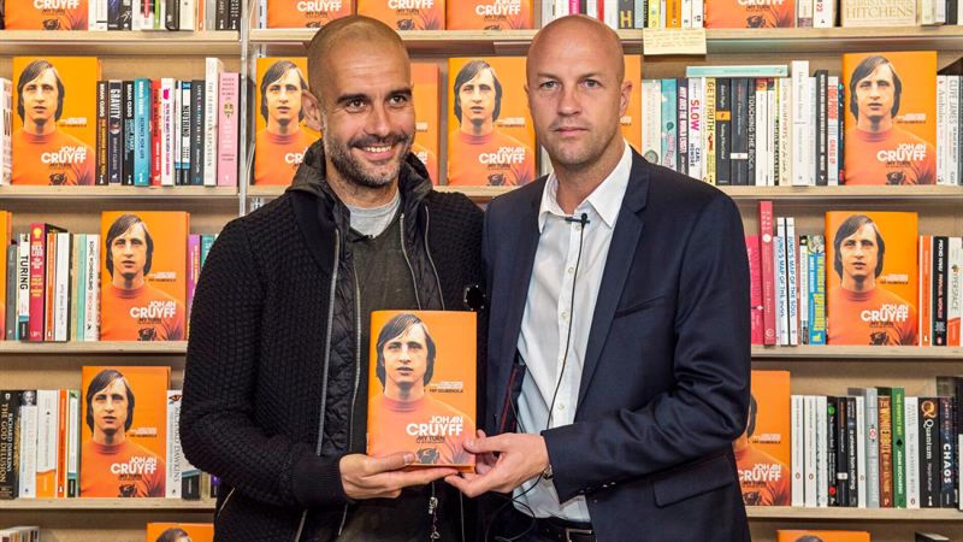 Pep Guardiola y Jordi Cruyff, en la presentaci&oacute;n de la biograf&iacute;a de Johan Cruyff