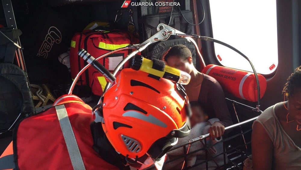 Rescate en helicóptero de inmigrantes en el Canal de Sicilia
