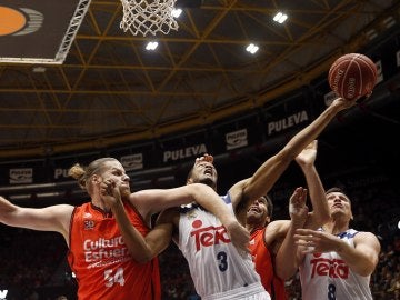 Jugadores del Real Madrid de Baloncesto y Valencia Basket durante el encuentro