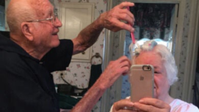 Esta pareja de abuelos se apoya hasta el final de sus tiempos