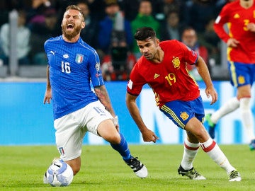 Diego Costa y De Rossi pelean por el balón durante el Italia- España