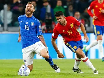 Diego Costa y De Rossi pelean por el balón durante el Italia- España Diego Costa y De Rossi pelean por el balón durante el Italia- España
