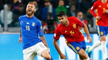 Diego Costa y De Rossi pelean por el balón durante el Italia- España