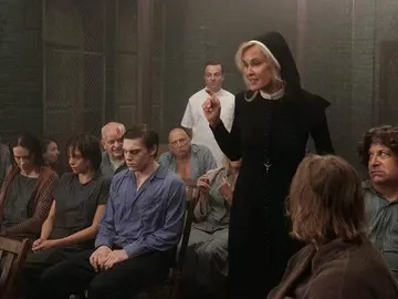 Evan Peters y Jessica Lange en 'American Horror Story' Evan Peters y Jessica Lange en 'American Horror Story'
