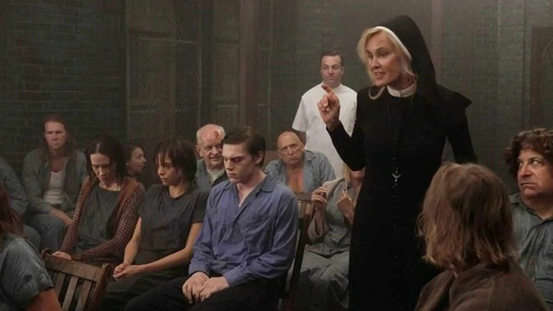 Evan Peters y Jessica Lange en 'American Horror Story'
