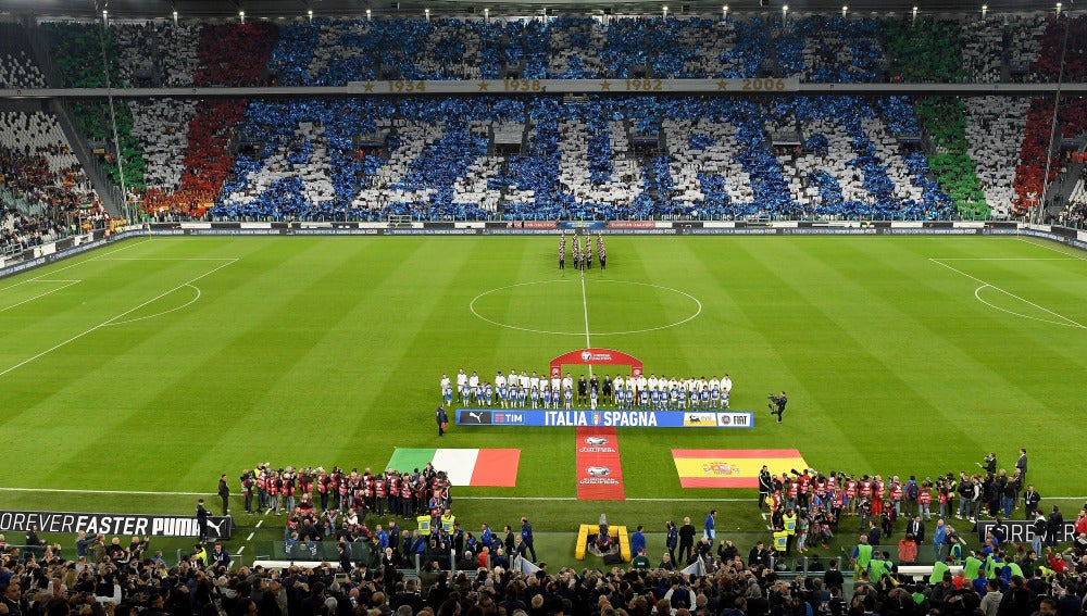Jugadores y aficionados de Italia aplaudieron el himno español para silenciar los silbidos