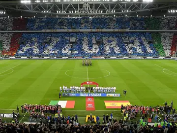 Jugadores y aficionados de Italia aplaudieron el himno español para silenciar los silbidos Jugadores y aficionados de Italia aplaudieron el himno español para silenciar los silbidos