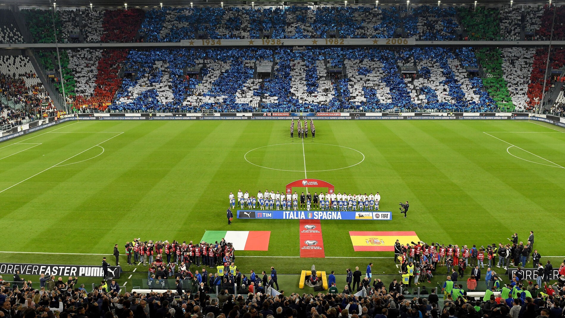 Jugadores y aficionados de Italia aplaudieron el himno espa&ntilde;ol para silenciar los silbidos