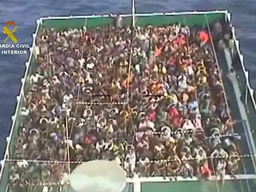 Frame 0.716054 de: La Guardia Civil rescata 1.500 personas en la costa de Libia en las últimas horas Frame 0.716054 de: La Guardia Civil rescata 1.500 personas en la costa de Libia en las últimas horas