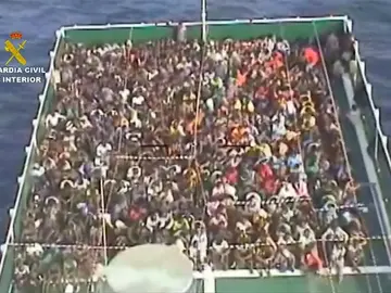 Frame 0.716054 de: La Guardia Civil rescata 1.500 personas en la costa de Libia en las últimas horas Frame 0.716054 de: La Guardia Civil rescata 1.500 personas en la costa de Libia en las últimas horas
