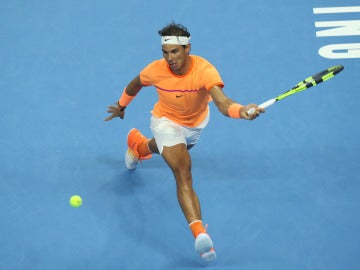 Nadal golpea la bola en el Abierto de China (Pekín) Nadal golpea la bola en el Abierto de China (Pekín)