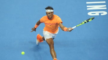 Nadal golpea la bola en el Abierto de China (Pekín)