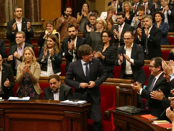 Puigdemont, president de la Generalitat, aplaudido en el Parlament Puigdemont, president de la Generalitat, aplaudido en el Parlament