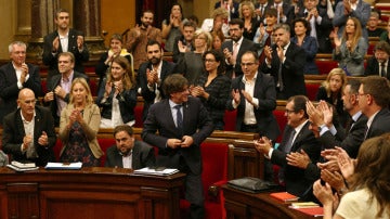 Puigdemont, president de la Generalitat, aplaudido en el Parlament