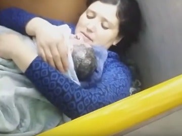 Una mujer da a luz en un autobús