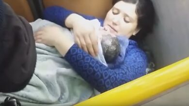 Una mujer da a luz en un autobús y el conductor lo retransmite por Facebook