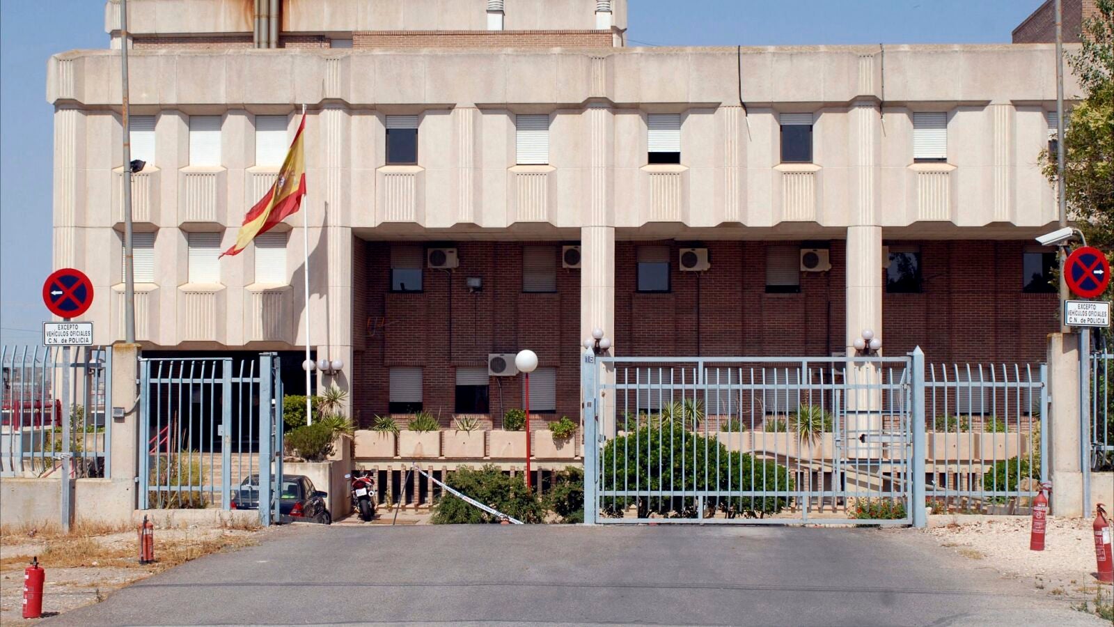 Un motín en el CIE de Murcia se salda con entre diez y quince fugados y tres policías nacionales heridos