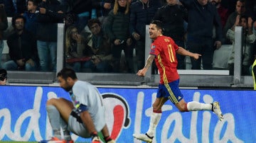 Vitolo celebrando su gol ante la Selección de Italia