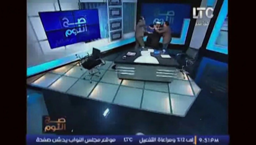 Frame 15.131032 de: Un abogado golpea en un plató de televisión a un imán con un zapato