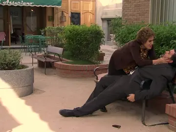 Frame 116.13728 de: Camilo sufre un colapso en brazos de Benigna Frame 116.13728 de: Camilo sufre un colapso en brazos de Benigna