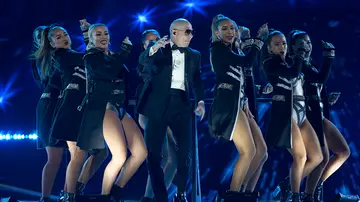 Pitbull en una de las actuaciones de la noche Pitbull en una de las actuaciones de la noche