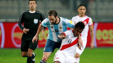 Momento del encuentro entre Argentina y Per&uacute;