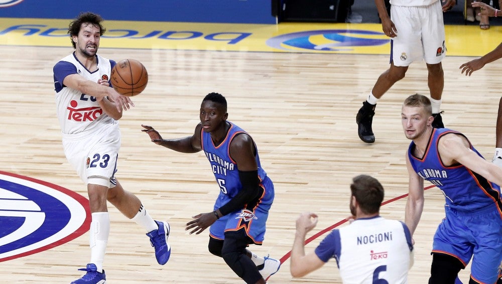 Sergio Llull da un pase a Nocioni durante el partido contra los Thunder