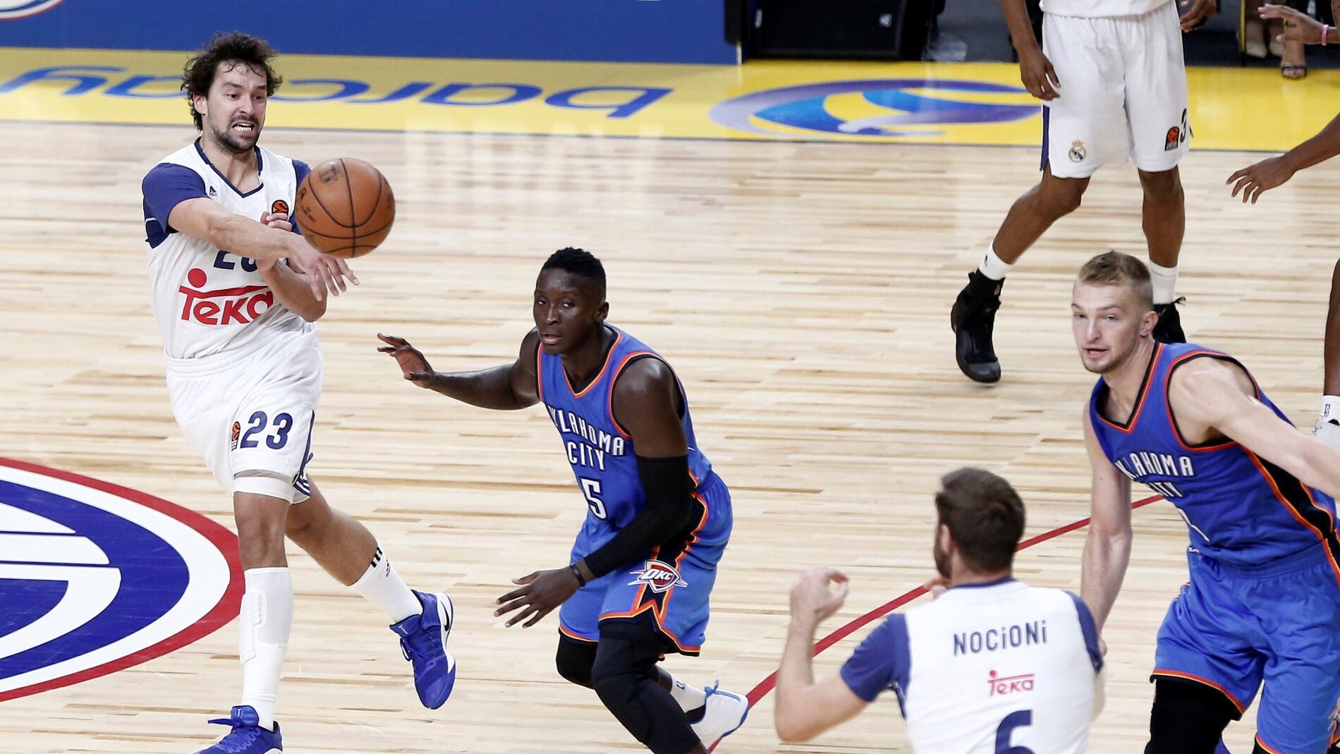 Sergio Llull da un pase a Nocioni durante el partido contra los Thunder