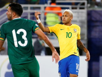 Neymar celebra su gol contra Bolivia