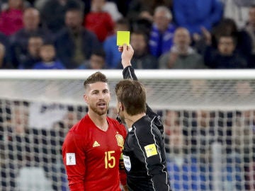 Sergio Ramos, siendo amonestado en el partido contra Italia