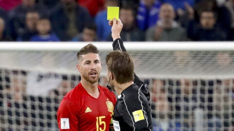 Sergio Ramos, siendo amonestado en el partido contra Italia