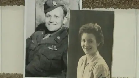 La pareja muestra sus fotos de cuando eran jóvenes La pareja muestra sus fotos de cuando eran jóvenes