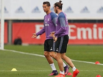 Cristiano conversa con Bale en Valdebebas Cristiano conversa con Bale en Valdebebas