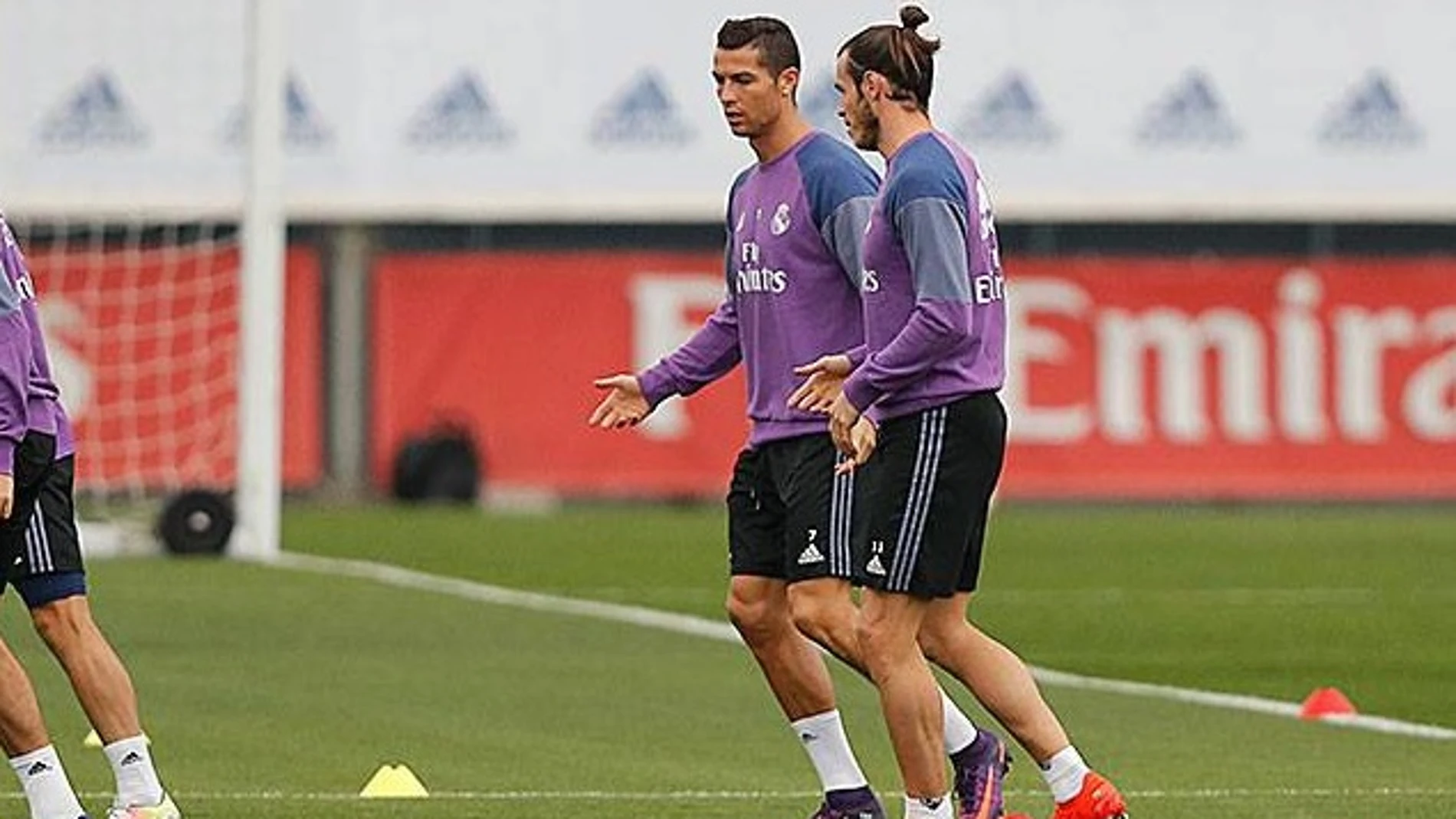 Cristiano conversa con Bale en Valdebebas Cristiano conversa con Bale en Valdebebas