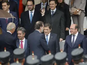 El saludo entre Mariano Rajoy y Javier Fernández El saludo entre Mariano Rajoy y Javier Fernández