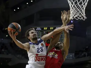 Sergio Llull penetra a canasta ante la defensa de Khem Birch Sergio Llull penetra a canasta ante la defensa de Khem Birch