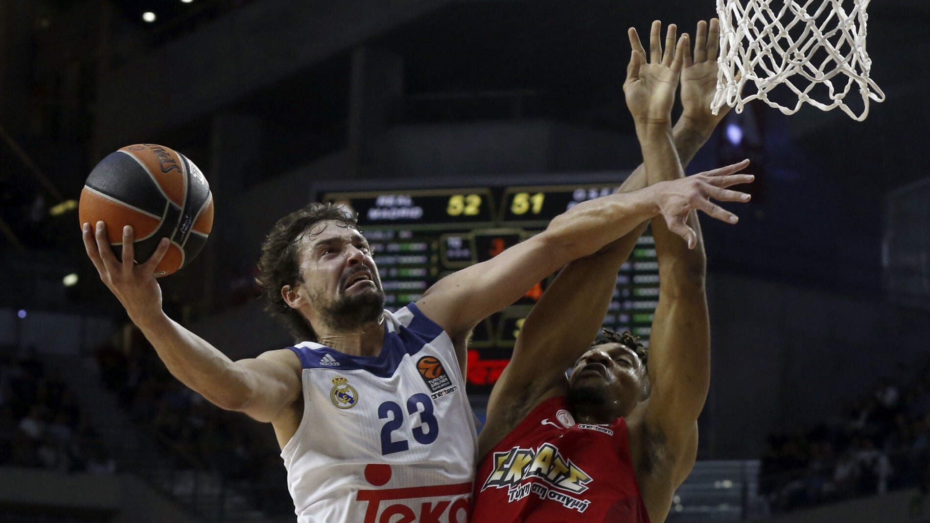 Sergio Llull penetra a canasta ante la defensa de Khem Birch
