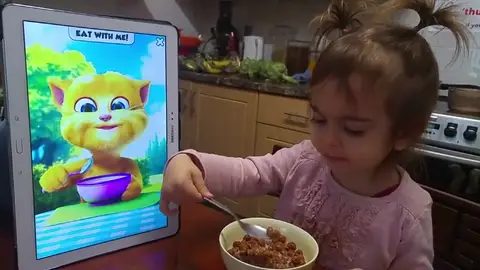 La mayoría de los niños comen mirando una pantalla La mayoría de los niños comen mirando una pantalla