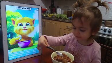 La mayoría de los niños comen mirando una pantalla