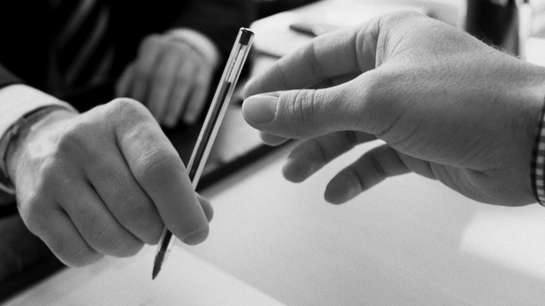 Dos manos y un bolígrafo Dos manos y un bolígrafo
