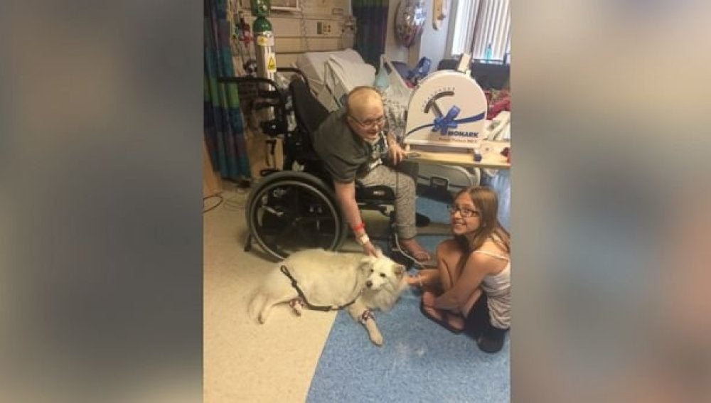 Emily junto a uno de sus perros