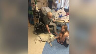 Una joven con una enfermedad en la sangre se reúne con sus perros tras pasar un año hospitalizada