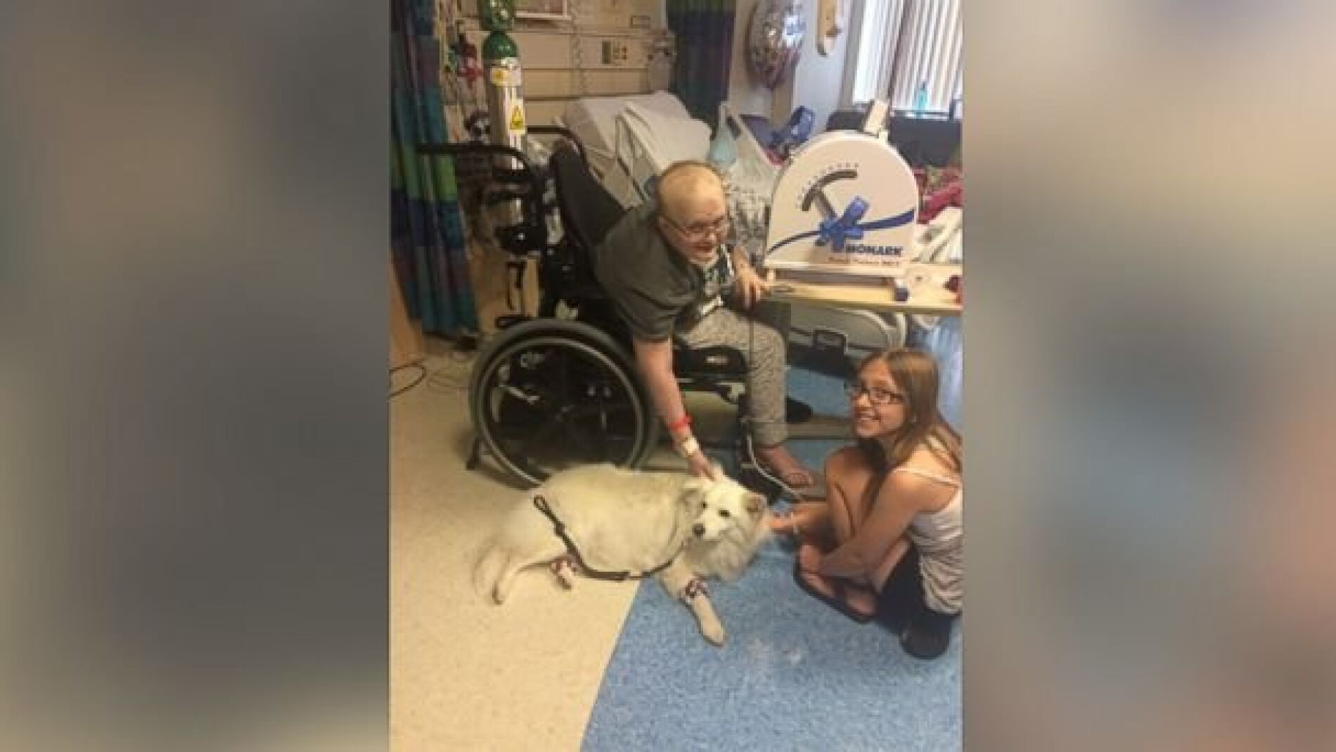 Emily junto a uno de sus perros