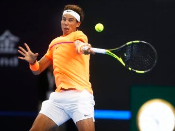 Nadal golpea una bola en Shanghái Nadal golpea una bola en Shanghái