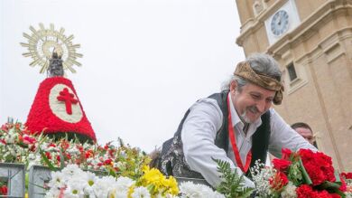 Alrededor de 170.000 personas han acudido a la ofrenda de flores de la Virgen del Pilar en Zaragoza pese al mal tiempo